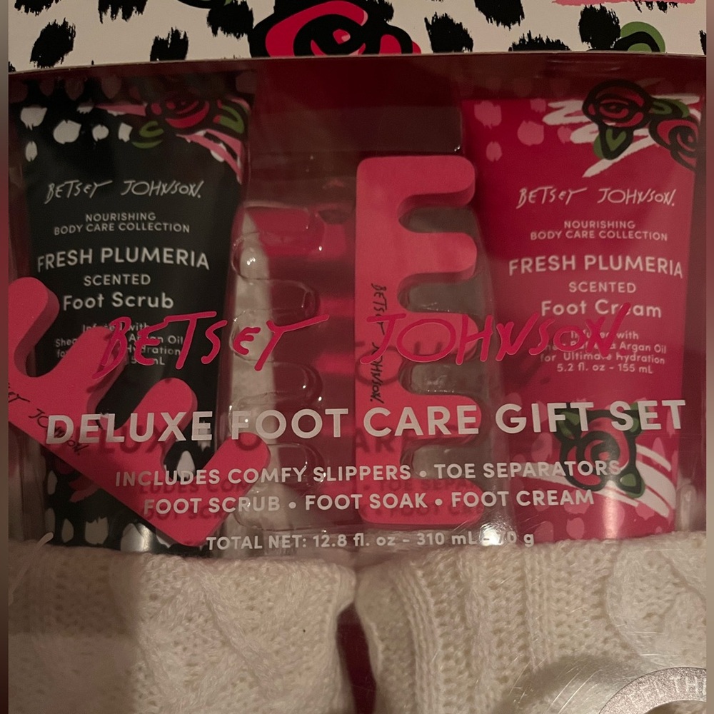 Betsey Johnson Deluxe Foot Care Gift Set - Picture 3 of 6